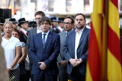 L'Executiu català, amb el president Carles Puigdemont al capdavant, canta 'Els segadors'.