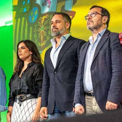 El diputado de Vox Carlos H. Quero (i), el eurodiputado de Vox Jorge Buxadé (2i), la portavoz de Vox en el Congreso de los Diputados, Pepa Millán (3i), y el líder de Vox, Santiago Abascal (c), durante la presentación del programa económico y de vivienda de Vox, en el Auditorio Mutua Madrileña, a 29 de junio de 2025, en Madrid (España). Entre las iniciativas que Vox ha presentado se encuentra el recorte del gasto público en 200.000 millones de euros “sin tocar educación ni sanidad”.
29 JUNIO 2025;VOX;ECONOMÍA;VIVIENDA;PROGRAMA;POLÍTICA
Gabriel Luengas / Europa Press
29/06/2025