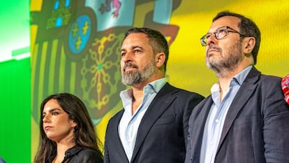 El diputado de Vox Carlos H. Quero (i), el eurodiputado de Vox Jorge Buxadé (2i), la portavoz de Vox en el Congreso de los Diputados, Pepa Millán (3i), y el líder de Vox, Santiago Abascal (c), durante la presentación del programa económico y de vivienda de Vox, en el Auditorio Mutua Madrileña, a 29 de junio de 2025, en Madrid (España). Entre las iniciativas que Vox ha presentado se encuentra el recorte del gasto público en 200.000 millones de euros “sin tocar educación ni sanidad”.
29 JUNIO 2025;VOX;ECONOMÍA;VIVIENDA;PROGRAMA;POLÍTICA
Gabriel Luengas / Europa Press
29/06/2025