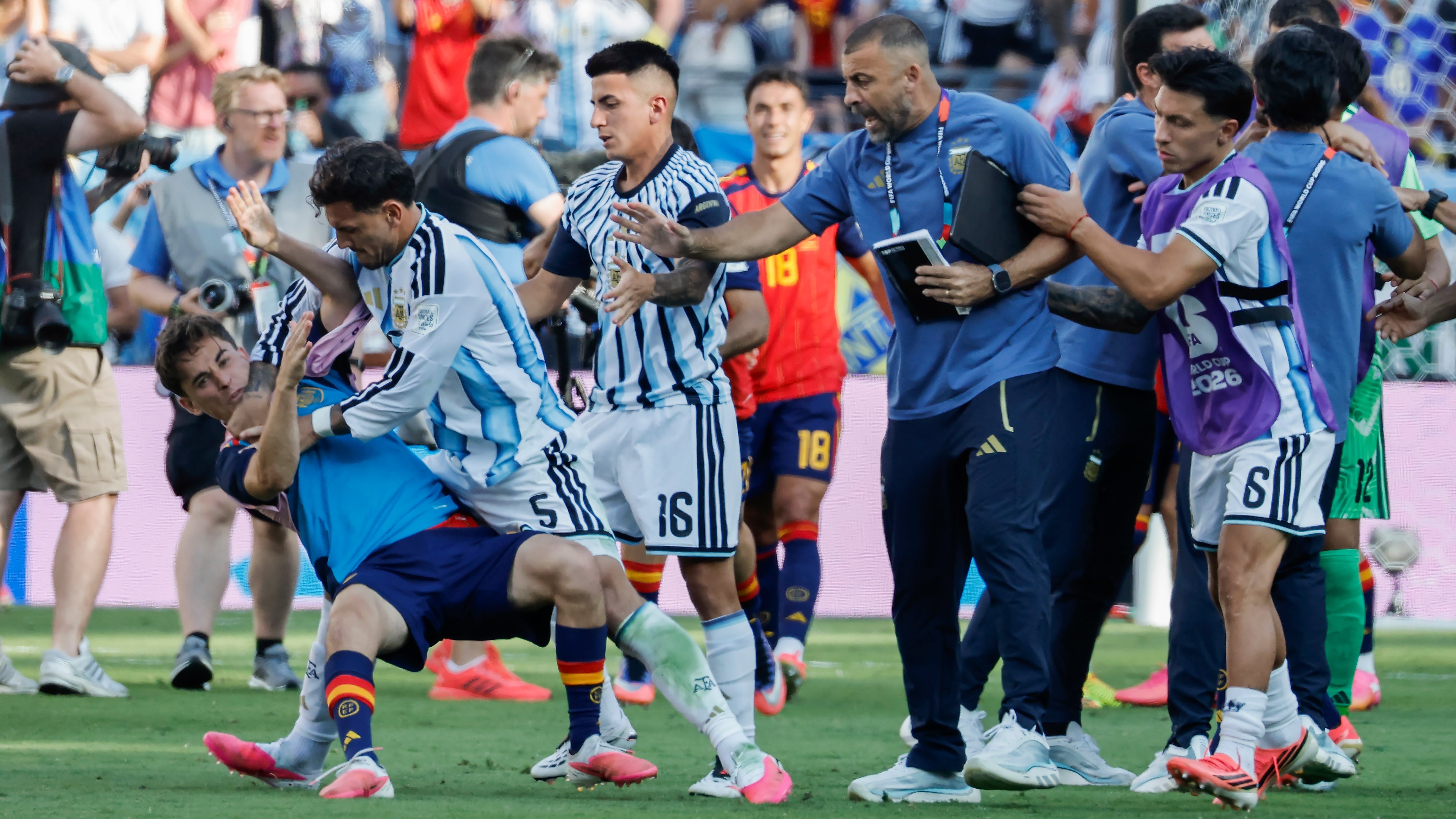 Fútbol, entre civilización y barbarie