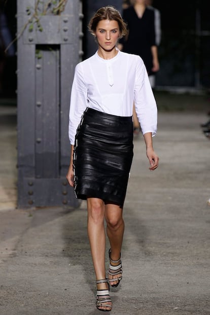 Falda de cuero: Band of Outsiders primavera verano 2012.