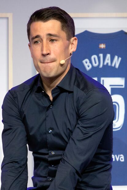 Bojan Krkic deja el fútbol a los 32 años.
El delantero catalán anunció ayer que deja su carrera como futbolista profesional, marcada por no haber alcanzado el nivel apuntado en sus inicios, en los que se cansó de batir récords en las categorías inferiores del Barcelona y que protagonizó una irrupción pocas veces vista en LaLiga. “Estas decisiones no son fáciles, pero llevaba 12 años fuera de casa. Profesionalmente estoy muy realizado y sentía que era el momento de estar cerca de los míos, de disfrutar de todo lo que no he hecho en estos años”, dijo. Actualmente estaba sin equipo, tras una lesión de menisco que puso fin a su etapa en el Vissel Kobe japonés de Andrés Iniesta en febrero. En su palmarés figuran dos Ligas de Campeones y tres Ligas, entre otros títulos.