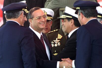 Vladimiro Montesinos (con gafas), durante una ceremonia militar en Lima en 2000.