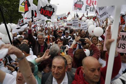 Participantes en la manifestación contra la despoblación del medio rural, este domingo, en Madrid.