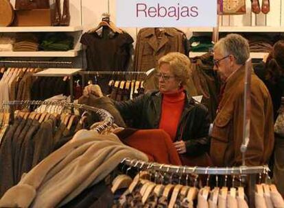 Primer día de rebajas en una tienda de ropa de Madrid.