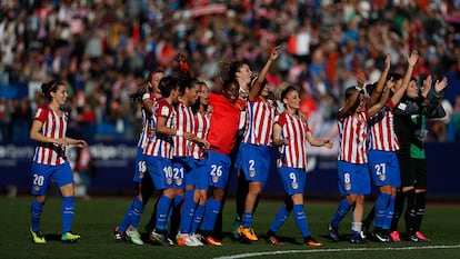 As jogadoras do Atlético celebram a vitória contra o Barça.