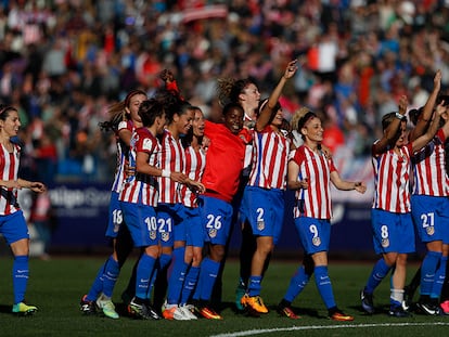 As jogadoras do Atlético celebram a vitória contra o Barça.