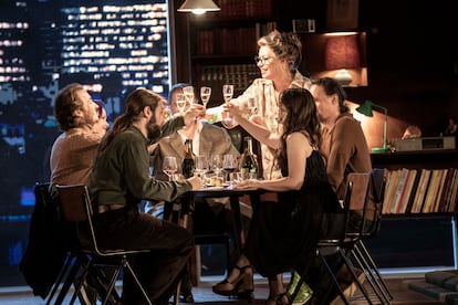 Simon Stone sitúa otra cena durante el preludio de 'Tristan und Isolde'. A la derecha. de pie, la soprano Nina Stemme (Isolde).