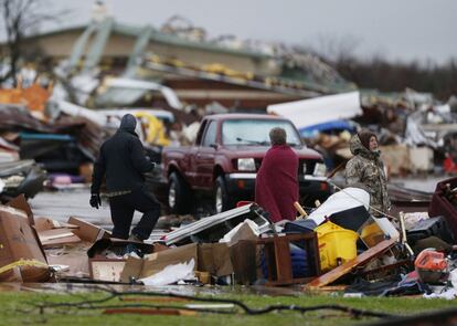 El mal tiempo, con tornados e inundaciones, ha causado en Estados Unidos un total de 43 muertes. En la imagen, unas personas contemplan los daños causados por el tornado en Garland, Texas.