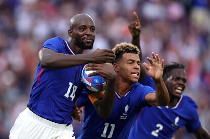 Jugadores de Francia celebran el gol del empate en el descuento.