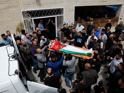 Funeral de un palestino asesinado durante un ataque de colonos radicales en Benin, Cisjordania, el 14 de abril.