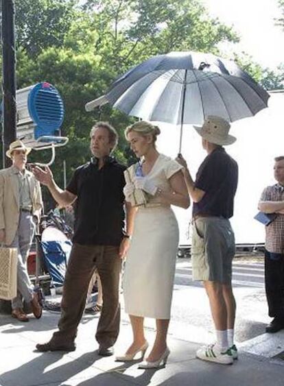 Sam Mendes, con su esposa, Kate Winslet, en el rodaje de <i>Revolutionary road.</i>