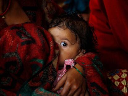 Una madre amamanta a su hija en Bijulidanda (Nepal).