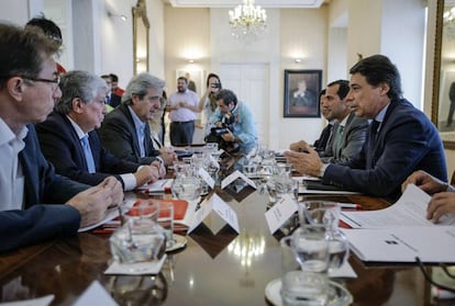 Reuni&oacute;n en el Consejo de Madrid el 8 de julio de 2014. A la izquierda en la mesa, Jaime Cedr&uacute;n, Arturo Fern&aacute;ndez (CEIM) y Jos&eacute; Ricardo Mart&iacute;nez (UGT). Y a la derecha, el presidente regional Ignacio Gonz&aacute;lez y el consejero de Presidencia Salvador Victoria.