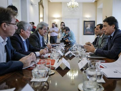 Reuni&oacute;n en el Consejo de Madrid el 8 de julio de 2014. A la izquierda en la mesa, Jaime Cedr&uacute;n, Arturo Fern&aacute;ndez (CEIM) y Jos&eacute; Ricardo Mart&iacute;nez (UGT). Y a la derecha, el presidente regional Ignacio Gonz&aacute;lez y el consejero de Presidencia Salvador Victoria.