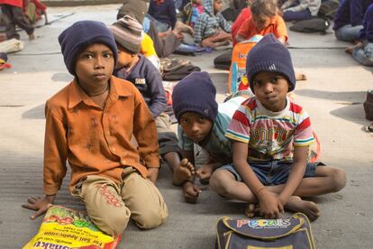 (A la derecha en posición de loto) Gaurav, de 5 años, dice que le gusta sentarse en primera fila para las clases de Rajesh, aunque es disciplinado. 