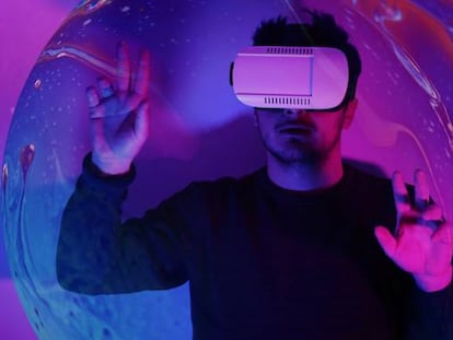 Una persona utilizando unas gafas de realidad virtual.