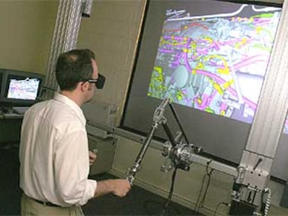 Un especialista muestra el funcionamiento del sistema de realidad virtual Revima en ITP (Madrid).
