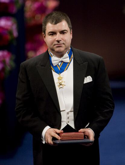 El ruso Konstantin Novoselov tras recibir el Premio Nobel de Física 2010, junto a su compatriota Andre Geim.