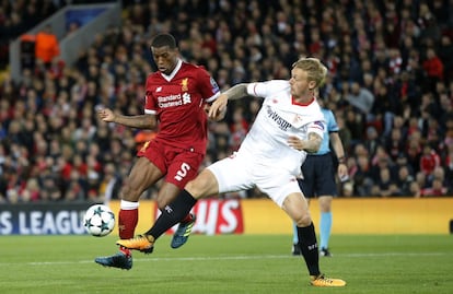 Georginio Wijnaldum (izquierda), del Liverpool, y Simon Kjaer luchan por el balón