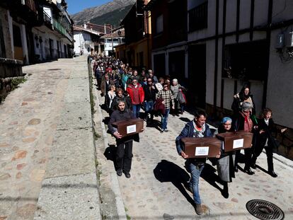 Vecinos de Cuevas del Valle (Ávila) arropaban el sábado a los familiares de tres fusilados en 1936 y acompañaban sus féretros hasta el cementerio de la localidad, tras ser exhumados de dos fosas del franquismo e identificados genéticamente.