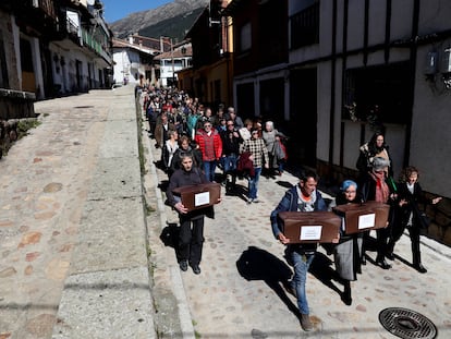 Vecinos de Cuevas del Valle (Ávila) arropaban el sábado a los familiares de tres fusilados en 1936 y acompañaban sus féretros hasta el cementerio de la localidad, tras ser exhumados de dos fosas del franquismo e identificados genéticamente.