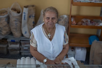 Olivia Martins, en la panadería de Beja donde trabaja.