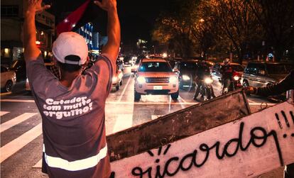 Catadores participam de protesto em homenagem ao colega morto, em julho de 2017