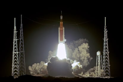 La misión Artemis I ha despegado desde el Centro Espacial Kennedy, en Florida (Estados Unidos), se trata de un ensayo general para probar los mecanismos de la nave en condiciones lo más realistas posible. No lleva personas a bordo, sin embargo en la cápsula Orion viajan tres maniquíes, dos peluches y otros objetos conmemorativos. 