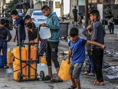Varios niños esperaban este miércoles para conseguir un bidón de agua potable en Rafah, en el sur de la franja de Gaza.