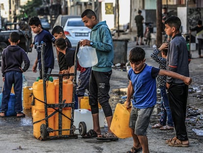 Varios niños esperaban este miércoles para conseguir un bidón de agua potable en Rafah, en el sur de la franja de Gaza.