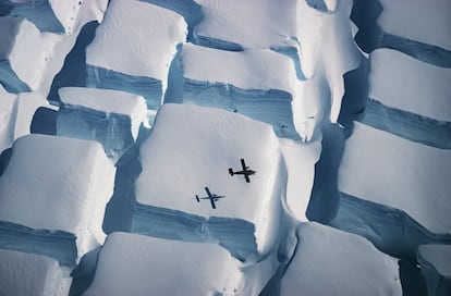 Esta fotografa fue tomada en 1995 durante un vuelo sobre la costa inglesa, al sur de la Pennsula Antrtica, y ha sido escaneada por la BAS (siglas en ingles de Investigacin Antrtica Britnica). La imagen muestra un agrietamiento inusual cuando una capa de hielo se ve estirada en dos direcciones. Con ella, Peter Convey ha sido el ganador general de la competicin, adems de obtener el primer premio en la categora Ciencias de la Tierra y climatologa.