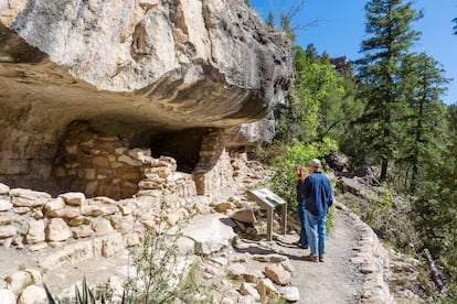 Viviendas del antiguo pueblo sinagua en el monumento nacional Walnut Canyon, cerca de Flagstaff (Arizona).