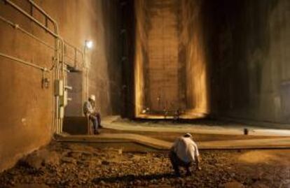 Fotografía del 12 de febrero de 2014 de dos trabajadores en el nivel subterráneo de la hidroeléctrica Itaipú, compartida por Brasil y Paraguay, que completó hoy, lunes 5 de mayo de 2014, 30 años de operación aún como la mayor generadora eléctrica del mundo pese a que China construyó una planta con mayor capacidad.