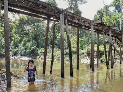 Aryana Adali se baña en el Tacana, uno de los miles de afluentes del Amazonas, en el resguardo indígena de Tikuna-Huitoto de Leticia (Colombia).