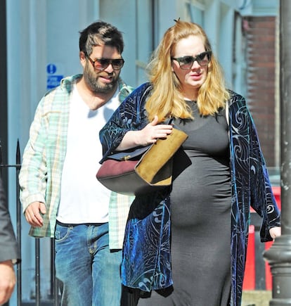 En 2012, Adele y su novio, Simon Konecki, anunciaron que estaban esperando su primer hijo. Konecki trajo la felicidad a la cantante después de que su exnovio le rompiera el corazón, hombre al que dedicaba las letras de las canciones que le llevaron al número uno en la lista de éxitos.