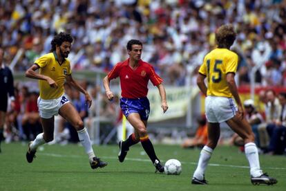 1 de junio de 1986. Julio Alberto conduce el balón entre Sócrates (izquierda) y Alemao en el España (0)-Brasil (1). Estreno con derrota en el Mundial de México. Los españoles ganaron ante Irlanda del Norte (2-1) y Argelia (3-0). En los octavos barrieron a Dinamarca (5-1), pero en cuartos toparon con Bélgica y los penaltis.