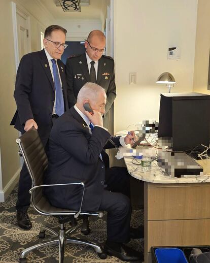 Imagen compartida por la oficina del primer ministro israelí, Benjamín Netanyahu, sentado en una silla desde Nueva York, donde intervino ante la Asamblea General y autorizó vía telefónica el bombardeo en Dahye, suburbio sur de Beirut e importante bastión de Hizbulá.