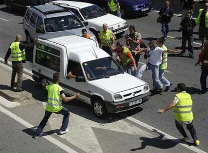 Una furgoneta intenta sortear los piquetes de los transportistas en huelga en Barcelona.