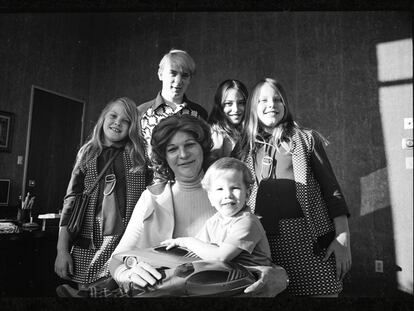 Elizabeth Carmichael, en el centro, con sus cinco hijos.