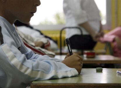 La guía para frenar la expansión del H1N1 en las aulas enseña a los niños cómo lavarse las manos o no taparse al estornudar.