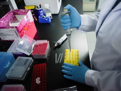 Un investigador de la Universidad de Pekín realiza pruebas para la vacuna del coronavirus.