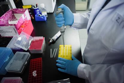Un investigador de la Universidad de Pekín realiza pruebas para la vacuna del coronavirus.