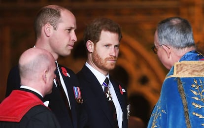 Los príncipes Guillermo y Enrique de Inglaterra en un acto en la abadía de Westminster el 25 de abril, en Londres.