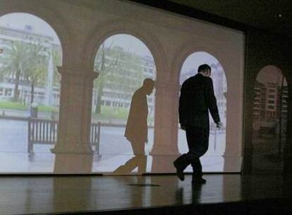 El <i>lehendakari</i> Ibarretxe se retira del escenario tras intervenir en el acto celebrado ayer por Eudel en el Museo de Bellas Artes.