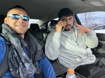 Solomon Peña, a la izquierda, posa para una selfie junto a José Trujillo, quien disparó contra la casa de una senadora local el pasado 3 de enero en Albuquerque, Nuevo México.
