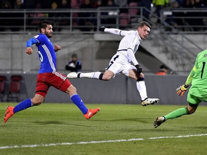Andrea Belotti marca el cuarto gol de Italia en Vaduz.