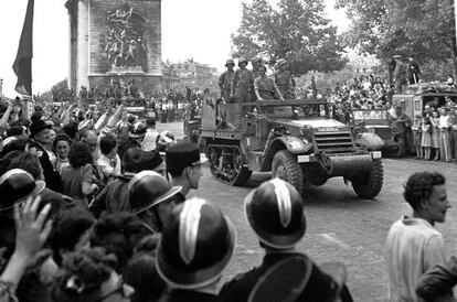 Espa&ntilde;oles a bordo de sus veh&iacute;culos blindados bautizados con nombre espa&ntilde;ol. El primera l&iacute;nea, &#039;Guernica&#039;. Es el 26 de agosto de 1944