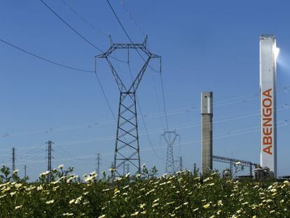 Una torre de Abengoa en la planta solar de Sanl&uacute;car La Mayor, Sevilla. 