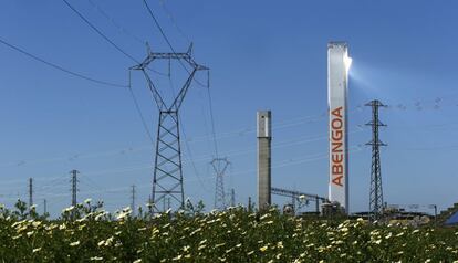 Una torre de Abengoa en la planta solar de Sanl&uacute;car La Mayor, Sevilla. 